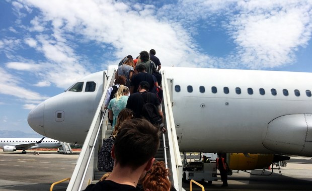 Jak to możliwe? Nastolatek bez biletu i opieki poleciał do innego kraju