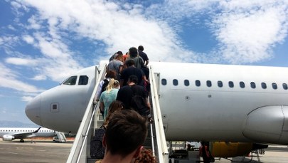 Jak to możliwe? Nastolatek bez biletu i opieki poleciał do innego kraju