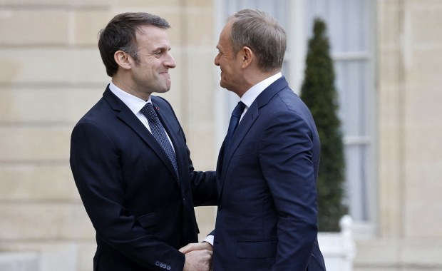 Jak Tusk przekonał Macrona, czyli Polska gra w Brukseli na wielu fortepianach