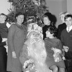 Jak ubieraliśmy choinkę w PRL? "Zaczynało się od hasła <<robimy łańcuch>>" 