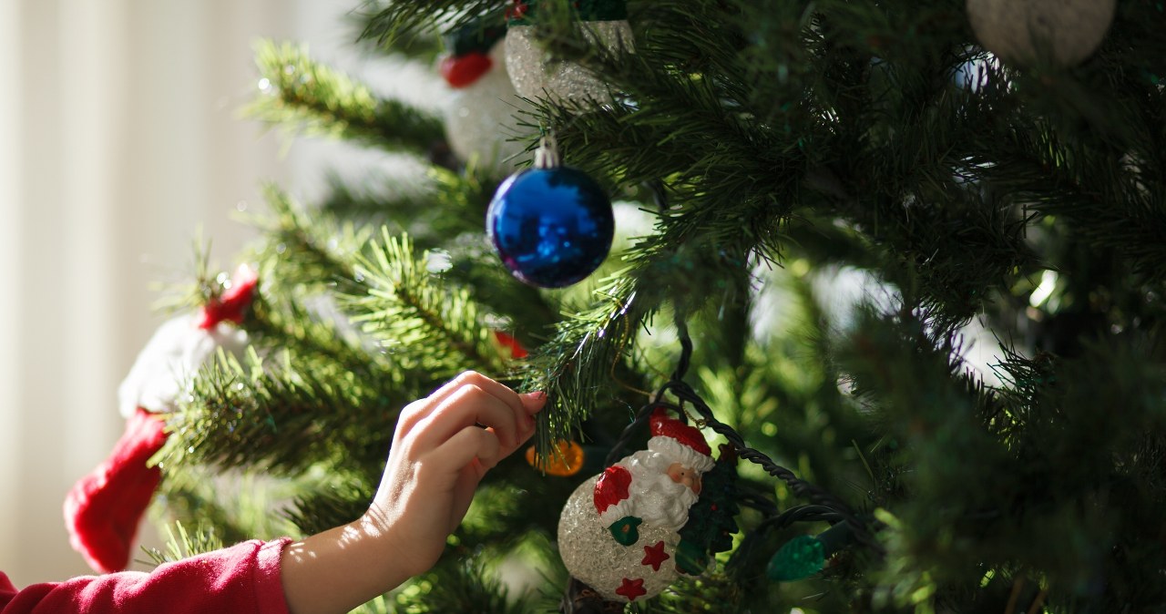 Jak ubrać choinkę? Postaw na ozdoby w tym kolorze, a drzewko zyska nutę elegancji /Pixel