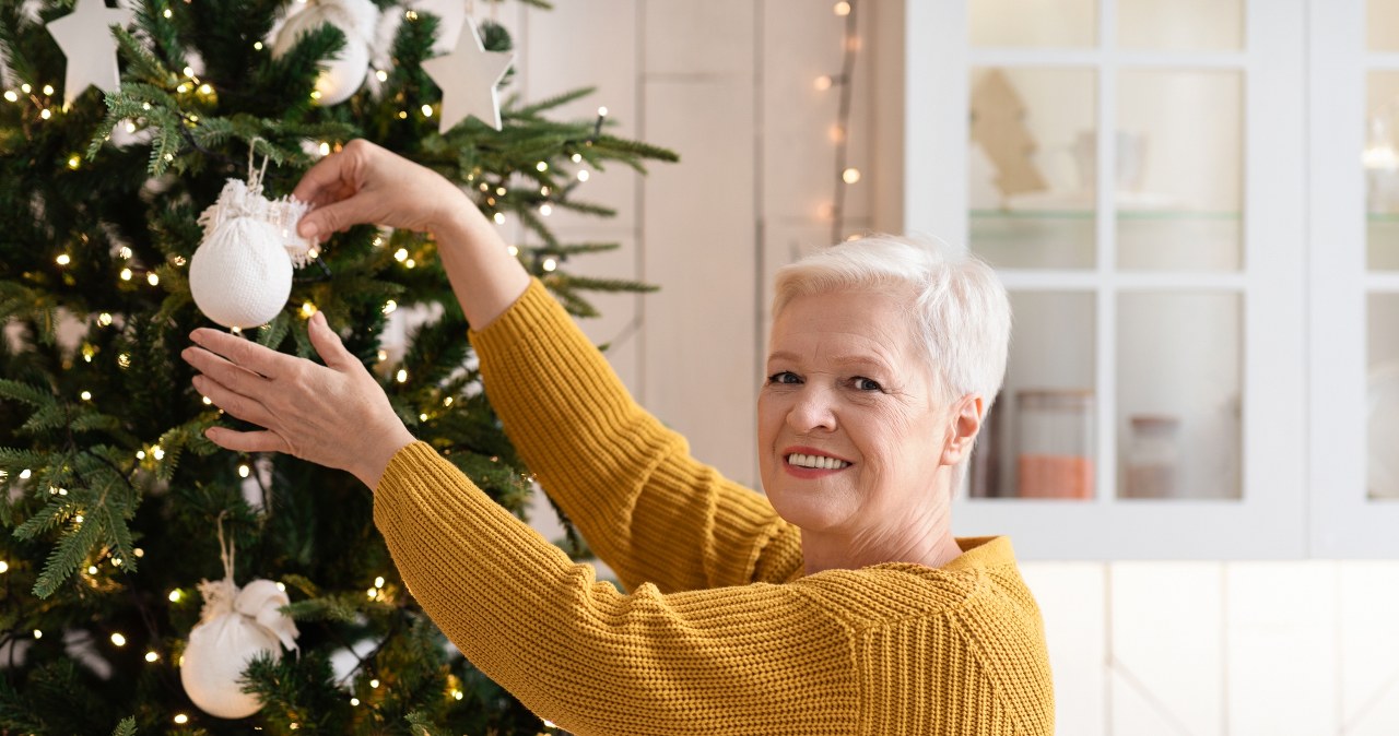 Jak ubrać choinkę? W tym roku postaw na ozdoby w tych odcieniach /Pixel
