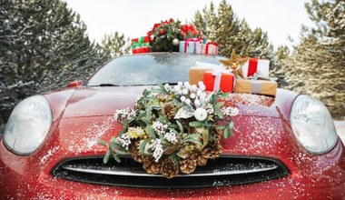 Jak udekorować auto na święta i nie zapłacić mandatu?