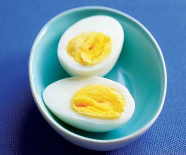 Jak ugotować jajka, aby się dobrze obrały ze skorupki?