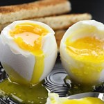 Jak ugotować jajko na miękko? Płynne żółtko zawsze wyjdzie perfekcyjnie