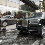 Jak ukraść Rolls-Royce'a z salonu? Wystarczy się odpowiednio przebrać