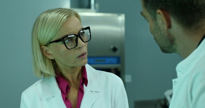 Jak ułoży się współpraca komisarza Kozery z nową patolożką? /Źródło: AIM