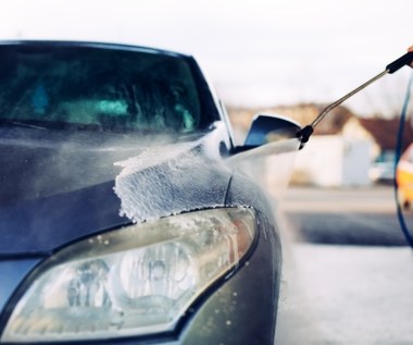 Jak umyć auto na myjni bezdotykowej? Wystrzegaj się tych błędów