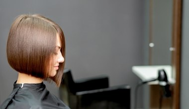 Jak unikać niewłaściwej koloryzacji włosów przy dojrzałej cerze i dodać twarzy świeżości?