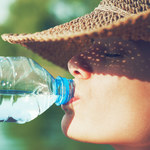 Jak uniknąć odwodnienia w upały? Ile wody powinniśmy pić?