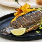 Jak upiec idealnego pstrąga na grillu lub w piekarniku? Przepis na soczystą rybę z masłem czosnkowym i koperkiem