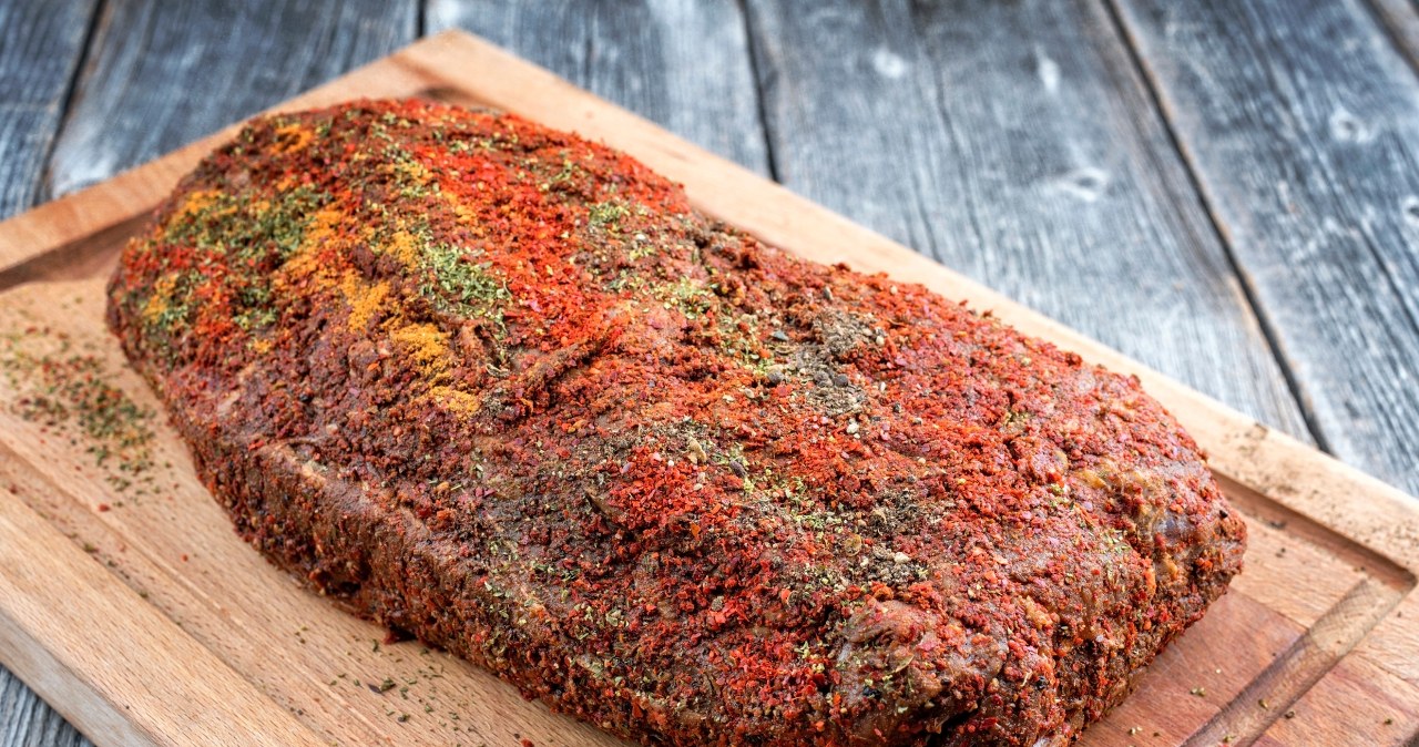 Jak upiec soczysty i kruchy schab? Sekret tkwi w marynacie. /yatomo /123RF/PICSEL