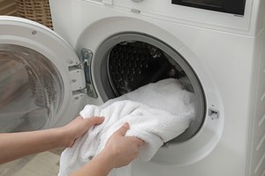 Jak uratować stare ręczniki? Domowy sposób na wybielanie
