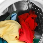 Jak uratować zafarbowane ubrania? Sprawdzone sposoby