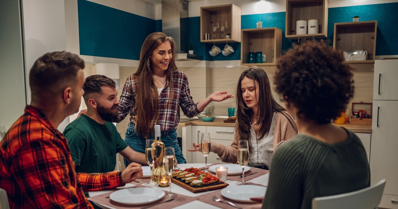 Jak urządzić jadalnię, aby stała się centrum spotkań w gronie rodziny i przyjaciół? /Pixel