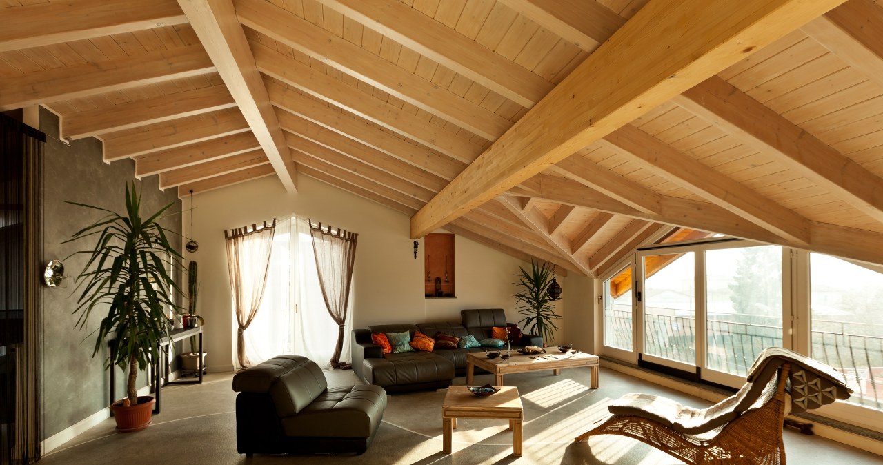 Jak urządzić pokój ze skosem? /123RF/PICSEL