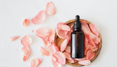 Jak usunąć drobne zmarszczki pod oczami? Prosty rytuał z kwiatowym olejem wszystko wygładzi