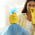 Jak usunąć nieprzyjemny zapach z kosza na śmieci?