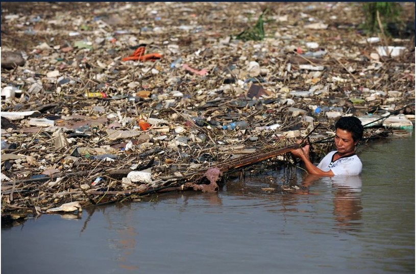 Jak usunąć ogromną ilość śmieci z rzek? W Azji to poważny problem /Václav Závada /Twitter