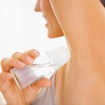 Jak usunąć plamy po antyperspirancie?