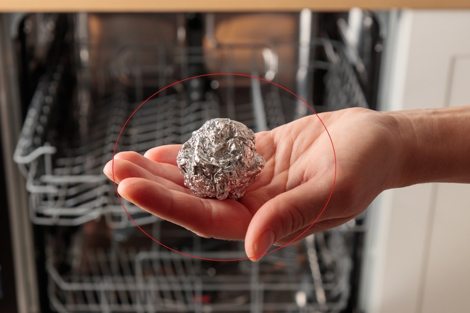 Jak usunąć plamy rdzy ze sztućców po zmywarce? Trik z folią aluminiową i inne sposoby /Shutterstock