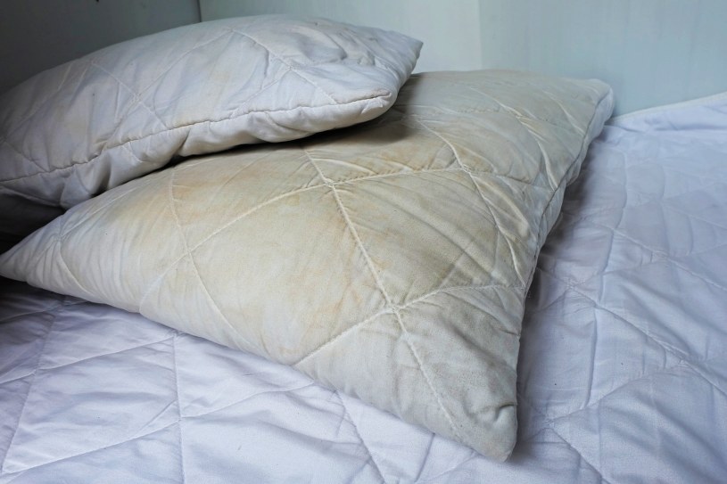 Jak usunąć plamy z potu na poduszce? Domowe sposoby Kobieta w INTERIA.PL