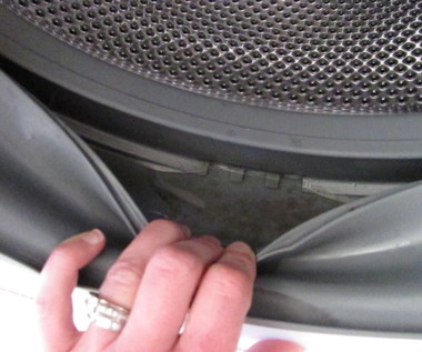 Jak usunąć pleśń na uszczelce pralki?