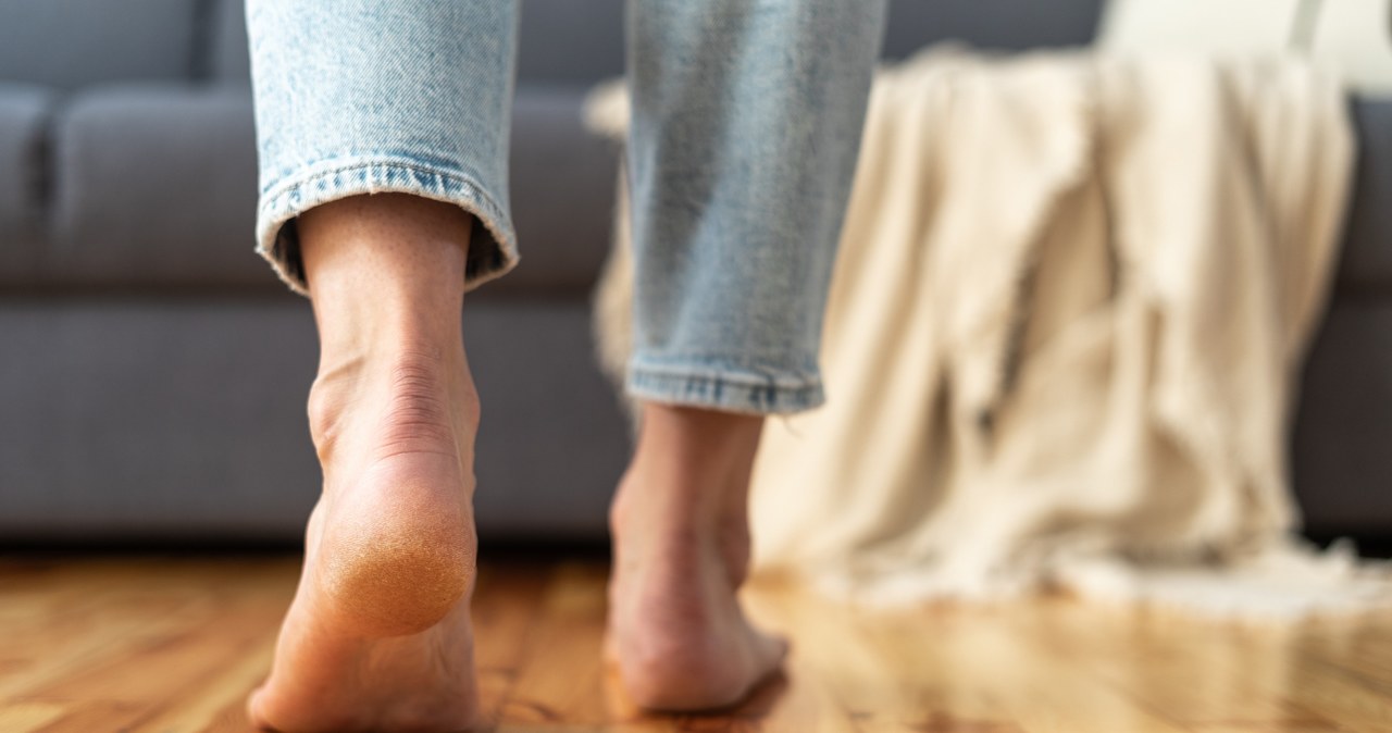 Jak uzyskać jedwabiście gładkie pięty? Sprawdzony domowy peeling do stóp działa cuda /123RF/PICSEL