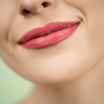 Jak uzyskać perfekcyjnie pomalowane usta i przyciągnąć spojrzenia? Odkryj sekret perfekcyjnych ust