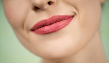Jak uzyskać perfekcyjnie pomalowane usta i przyciągnąć spojrzenia? Odkryj sekret perfekcyjnych ust