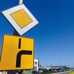 Jak używać kierunkowskazów na pierwszeństwie łamanym? Podpowiedź - na odwrót