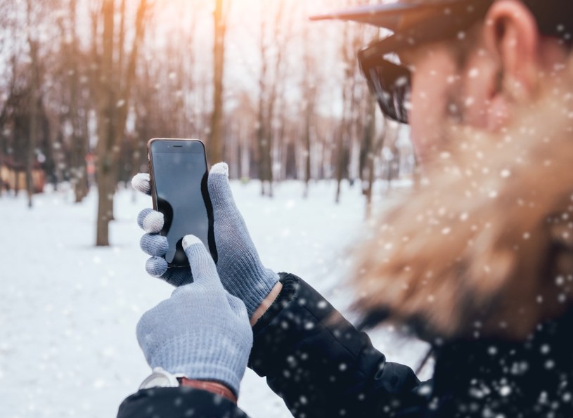 Jak używać telefonu zimą? /123RF/PICSEL