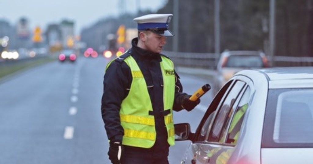 Jak w każde święta, policja prowadziła wzmożone kontrole, między innymi trzeźwości /Piotr Jędzura /Reporter