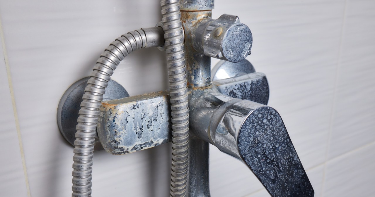 Jak w łatwy sposób pozbyć się osadu z mydła? /123RF/PICSEL