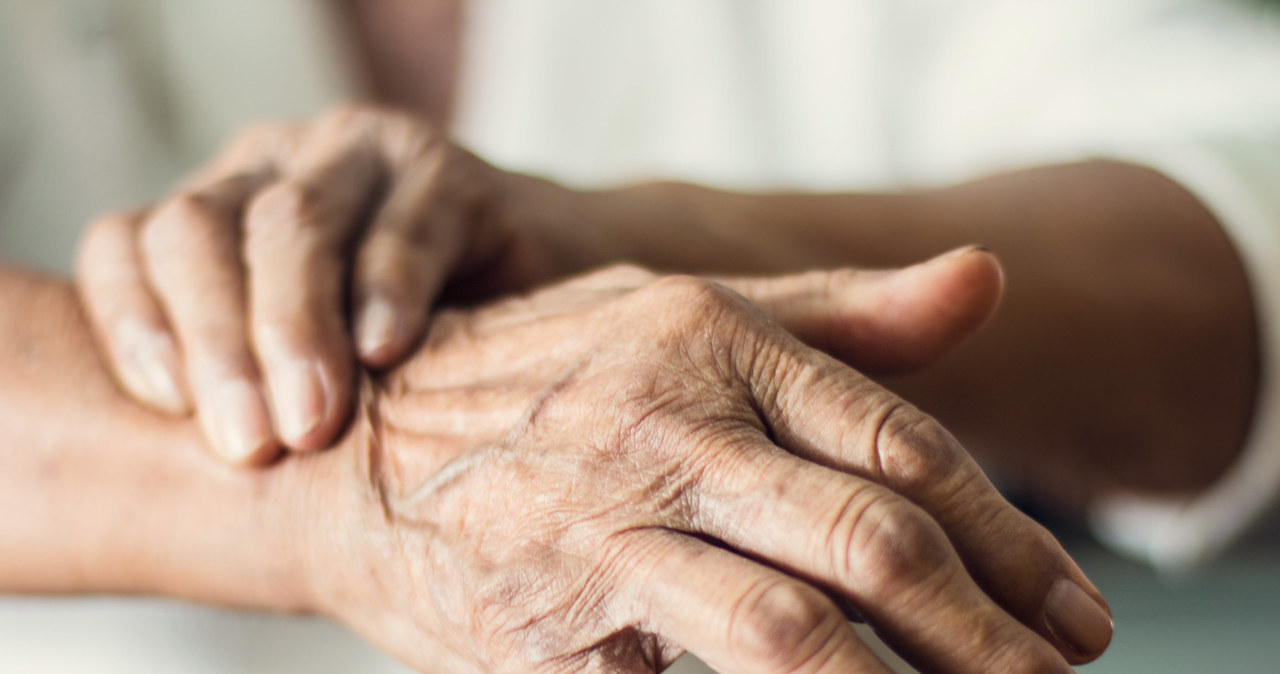 Jak walczyć z drżeniem w chorobie Parkinsona? /123RF/PICSEL