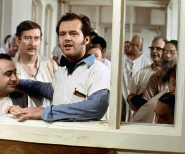 Jak widać nie tylko w sporcie, ale również w kinie praca zespołowa jest kluczem. Po latach Jack Nicholson wspominał pierwsze spotkanie z obsadą: "Usłyszałem, że nigdy nie miałem takiej miny, kiedy zobaczyłem wysiadającą z samolotu ekipę. Nigdy nie widziałem wcześniej DeVito, który wyglądał.... dosyć dziwnie na tym obrazku".

Z pewnością Nicholson nie żałuje spotkania z DeVito. Stworzył wraz z nim jeden z najbardziej pamiętnych filmów drugiej połowy XX wieku. Rocznica premiery tego arcydzieła może być zatem dobrą okazją, aby jeszcze raz "przelecieć nad kukułczym gniazdem".