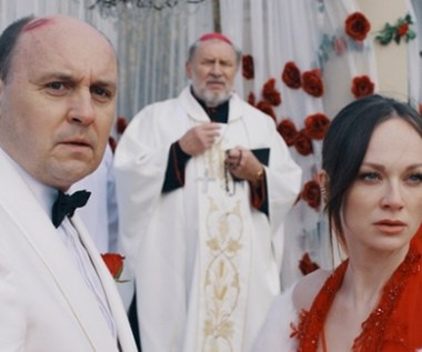 Jak wiele rzeczy może pójść "nie tak" w najważniejszym dniu państwa młodych? O wiele, wiele, wiele więcej niż myślisz. Oto komedia pomyłek, w której próba ustalenia kto kim jest naprawdę i co przed kim ukrywa, wydawać się będzie nie do rozplątania.