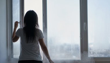 Jak wietrzyć mieszkanie zimą? Ekspert wskazuje najlepszą godzinę 