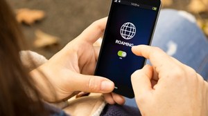 Jak włączyć roaming w telefonie? Bez tego nie ruszaj za granicę