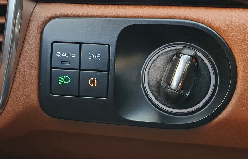 Jak włączyć światła przeciwmgielne? W niektórych autach przełącznik jest doskonale widoczny, ale w innych trzeba wiedzieć, gdzie szukać /INTERIA.PL