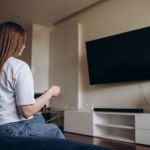 Jak włączyć telewizor bez pilota? Triki serwisantów RTV