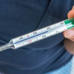 temperatura ciała Jak właściwie używać termometru i jaka temperatura oznacza gorączkę? Kluczowe w czasie infekcji