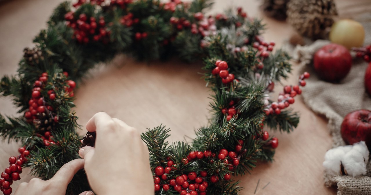 Jak własnoręcznie zrobić wieniec bożonarodzeniowy? /123RF/PICSEL