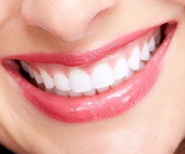 Jak wybielić zęby domowymi sposobami? Efekt ”hollywoodzkiego uśmiechu” gwarantowany