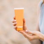 Jak wybrać odpowiedni krem przeciwsłoneczny? Te czynniki musisz uwzględnić