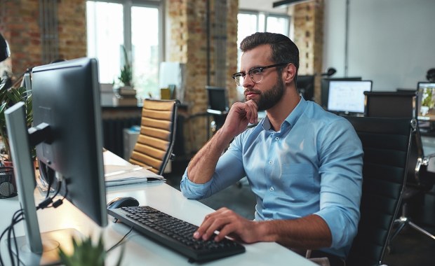 Jak wybrać program do faktur zgodny z przepisami w 2025 roku?