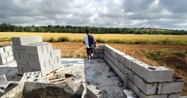 Jak wybudować dom krok po kroku? /AFP