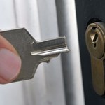 Jak wyciągnąć złamany klucz z zamka? Trik bez wzywania ślusarza