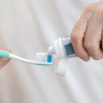 Jak wyciskasz pastę do zębów? Ten nawyk ujawnia ważną cechę charakteru