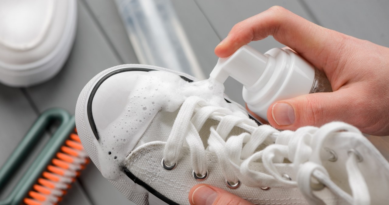 Jak wyczyścić białe buty? Pomocna okaże się domowa pasta /Pixel